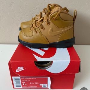 Nike Monoa boots- new with tags and box sz 7C